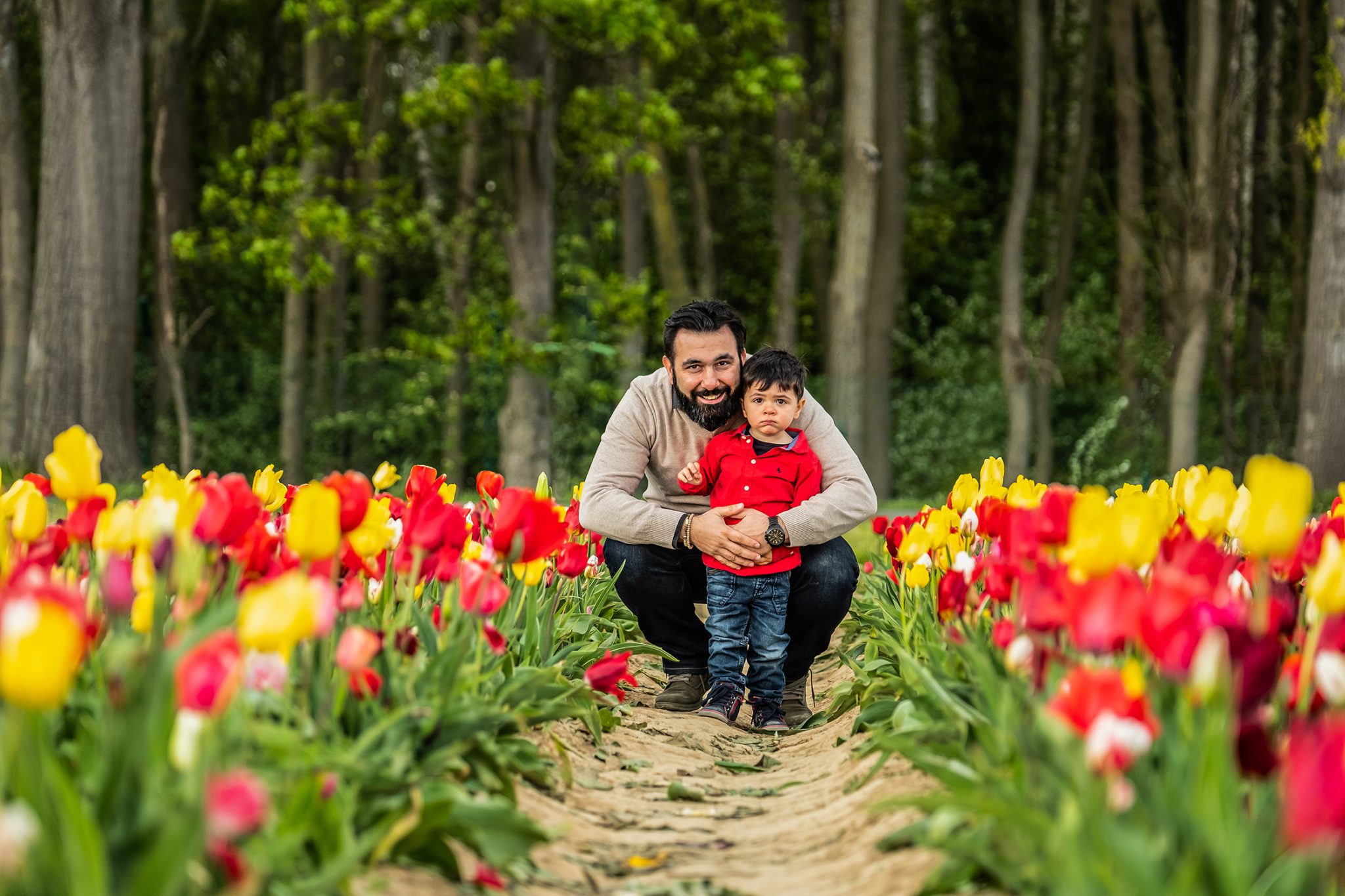 Famille, exterieur, tulipes.
